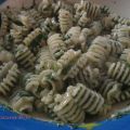 Pasta con pesto di rucola, noci e pinoli