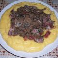 Polenta ai formaggi con funghi e speck