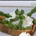 Crostoni rustici al pesto di fave e pomodorini[...]