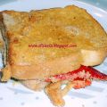 Sandwich ai peperoni rossi, cipolla e mozzarella