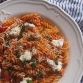 Fusilletti al pomodoro, ricotta & olio alle erbe