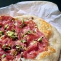 Pizza con mortadella, provola e pistacchi