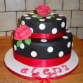 Torta pois con rose rosse