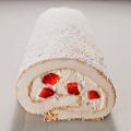 Tronchetto con panna montata e fragole