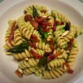 Pasta con sugo di asparagi e guanciale croccante