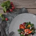 Insalata di astice, frutta e piccole verdure