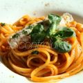 LEI: linguine con sugo di canocchie