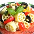 Ruote fredde con sgombro, olive e peperoni