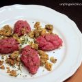 Tartare di manzo con crumble ai capperi e olive