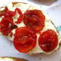 Crostoni con robiola e ciliegini canditi