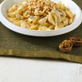 Pasta con formaggi e frutta secca