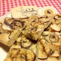Focaccia al formaggio, pere e cipolle