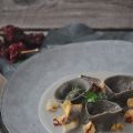 Ravioli di grano arso con caprino, peperoni[...]