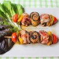 Spiedini creativi con pollo e salsiccia