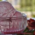 Gelato alle fragole e rose