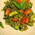 Insalata di farro con zucchine e pesto