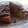 Torta alle noci glassata al cioccolato