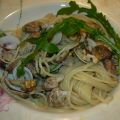 Spagetti con vongole, rughetta e noci