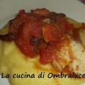 Petto di pollo in salsa di pomodoro con polenta