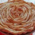 Torta di sfoglia con crema e mela
