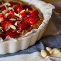 Crostata vegan di farro con fragole e mandorle