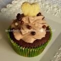 Cupcakes al cioccolato con cuore a sorpresa