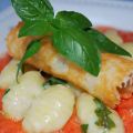 Gnocchi in salsa cruda e cialda di grana