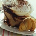 Cappuccino con panna e minibrioche