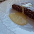 Torta di pane al cioccolato con crema inglese.