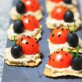 Coccinelle su crostini e salsa mediterranea