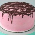 Torta al cioccolato fondente con crema rosa