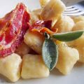 Nhoque de mandioca com bacon Gnocchi di manioca[...]