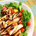 Insalata con pesche, datterini e pollo grigliato