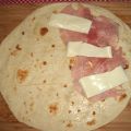 Piadina con prosciutto e formaggio