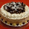 Torta meringata con cioccolato plastico con[...]