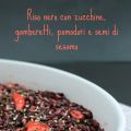 RISO NERO CON ZUCCHINE, GAMBERETTI, POMODORI E[...]