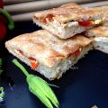Focaccia ripiena di ricotta, peperoni e fiori[...]