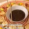 Fonduta di cioccolato con tramezzini e spiedini[...]