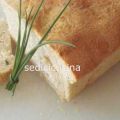 Pane con aglio, erba cipollina e pepe nero