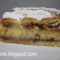 Torta di crema pasticcera con amaretti in vista