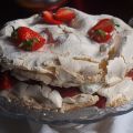 Torta meringata alle fragole e rabarbaro