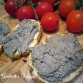 Crostini campagnoli con olive nere e noci
