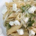 Penne saporite con insalata cotta e mozzarella