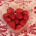 Frullato di fragola in bicchieri arcobaleno
