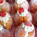 Pesche dolci con panna montata.