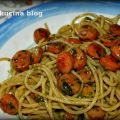 Spaghetti con pesto e wurstel