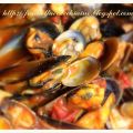 Impepata di cozze e vongole su letto di crostini