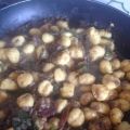 Gnocchi con lenticchie e foglie di rapa rossa