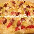 Pizza Bianca con Patate, Pomodorini, Salsiccia[...]