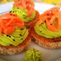 Tartine con spuma all'avocado e salmone